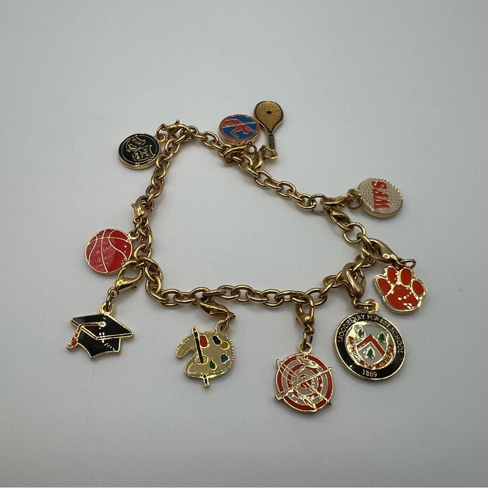 Good preowned charm bracelet gold tone